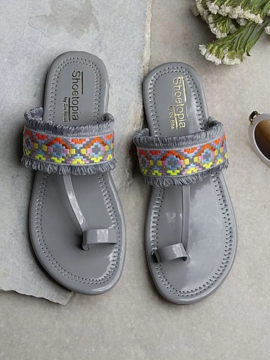 Stylestry Women Grey Woven Design One Toe Flats