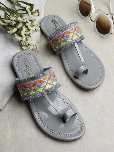 Stylestry Women Grey Woven Design One Toe Flats