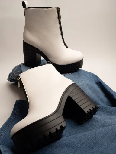 Stylestry Womens & Girls White Solid Zipper Heeled Boots