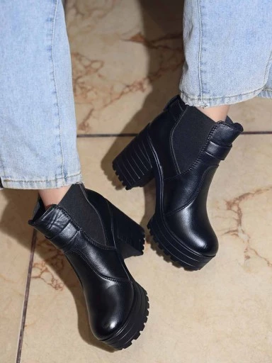 Stylestry Women Black Solid Heeled Boots